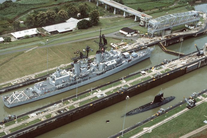 海上交通の要衝パナマ運河、干ばつで「渋滞」…節水で通過船舶数や重量制限！