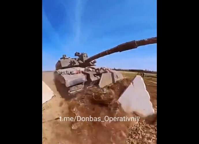 ロシア軍が設置した「竜の歯」って置いただけだよね？…ドーザーブレードを装着のチャレンジャー2戦車で障害物排除訓練！