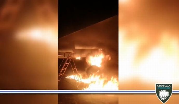 ウラジオストクでロシア軍のSu-27戦闘機が焼き払われる…レジスタンスグループ「自由ロシア」！