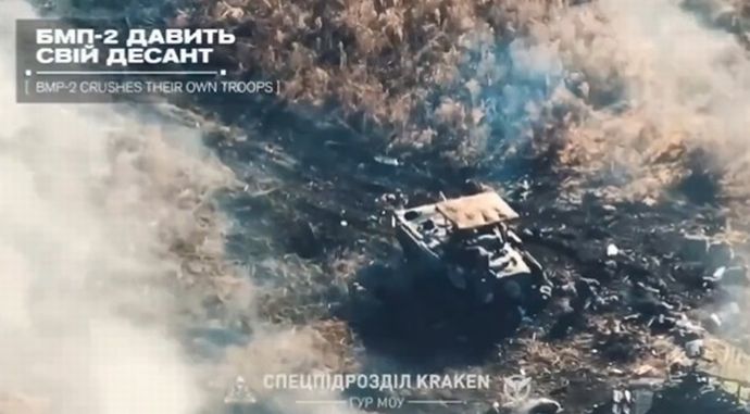 ロシア軍BMP-2歩兵戦闘車が急発進し地面に伏せる自軍兵士たちに乗り上げた結果！