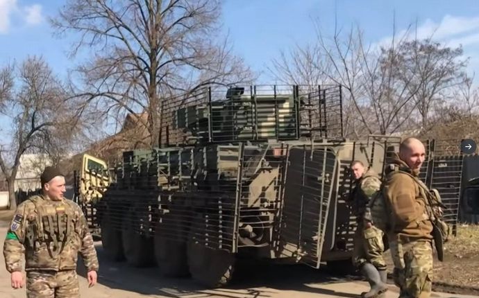 ウクライナ軍、第92機械化旅団の大隊をバハムト地域に配備…旅団専用車両マークは「9」！
