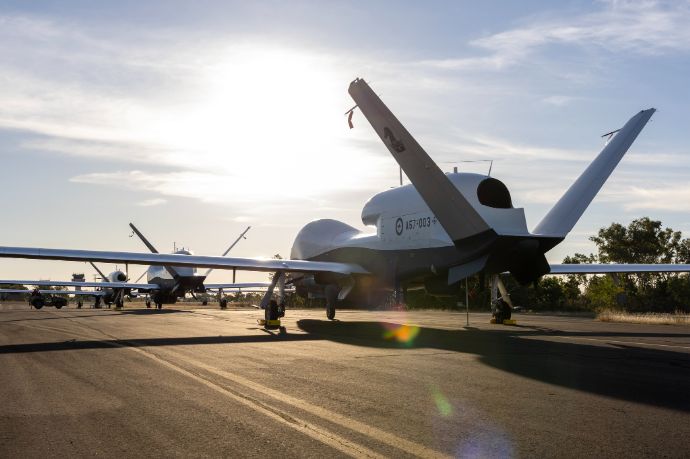 オーストラリア空軍基地に高高度無人偵察機「MQ-4C トリトン」が遠隔操縦され無事到着！