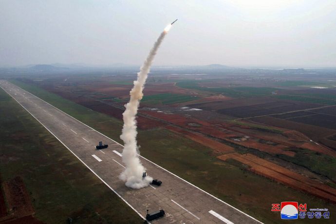10発以上は「異例」、北朝鮮が日本海へ向け短距離弾道ミサイルとみられるものを発射！