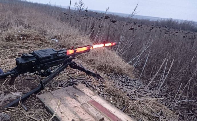 激しい戦闘で銃身が加熱、変形したロシア軍のNSV重機関銃！