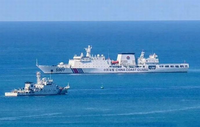 南シナ海で中国海警局の「怪物」超大型警備艦(CCG5901)がフィリピンのEEZを侵犯！