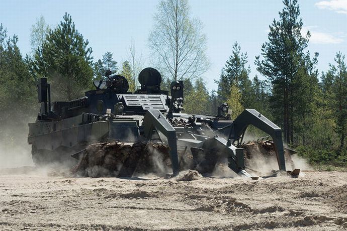 ショベルカーを改造して地雷除去に活用、ウクライナの軍事演習場で性能試験！