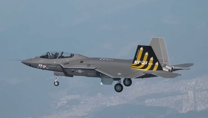 韓国製超音速戦闘機「KF-21 ポラメ」試作4号機が初飛行に成功…初の複座型！