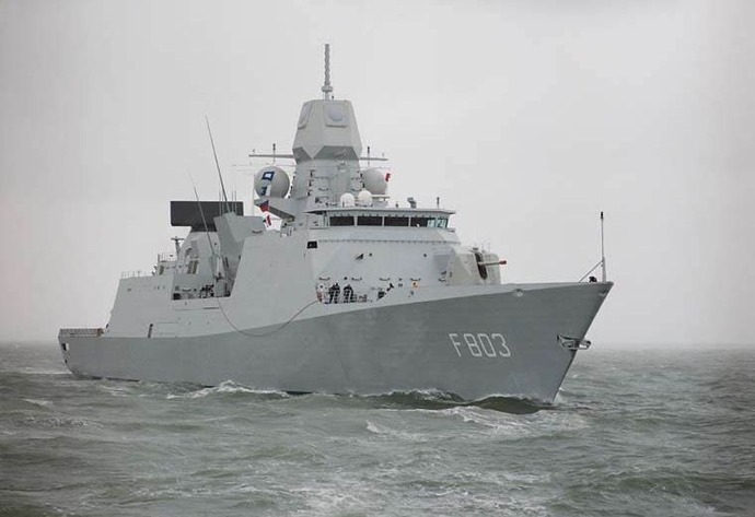 中国軍、東シナ海を航行中のオランダ海軍フリゲートに威嚇行為…艦載ヘリにも接近！