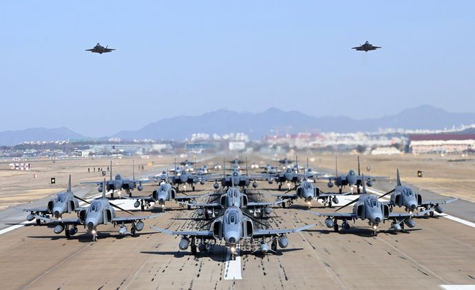 在韓米軍司令官「韓国は日本と中国の間に浮かぶ島や固定された空母」！