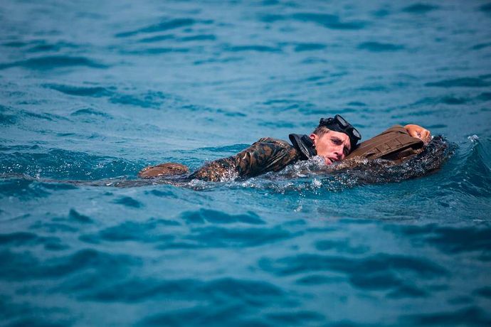 船から瀬戸内海に転落の男性(61)、約1キロを50分泳ぎ島へ自力上陸し無事生還！