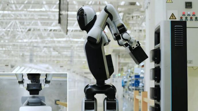 中国企業で365日休まないヒューマノイドロボットを開発…3分間で自らバッテリー交換！