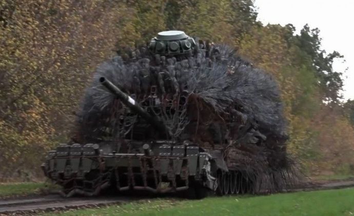 「10キロも走らなかった」ロシア軍のハリネズミ戦車…トランスミッションへの負担で故障！