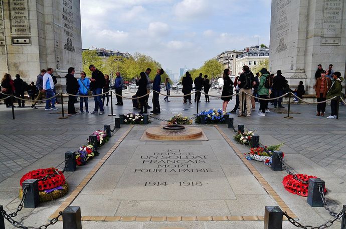 仏パリの「無名戦士の墓」の慰霊の炎でたばこに火…国民激怒！