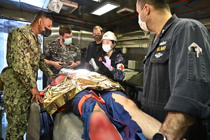 海上自衛隊、国際観艦式に参加した各国海軍艦艇約30隻、航空機2機で多国間共同訓練を実施！