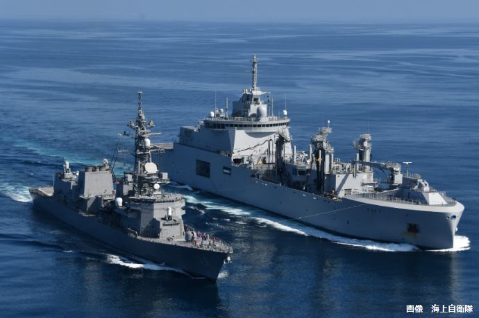 海賊対処行動水上部隊の護衛艦「あけぼの」、フランス海軍補給艦「ジャック・シュヴァリエ」と日仏共同訓練を実施！