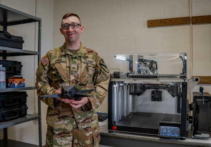 米陸軍第1騎兵師団の修理担当、3Dプリンターで製造した小型無人航空機システムの1つを手に記念撮影！