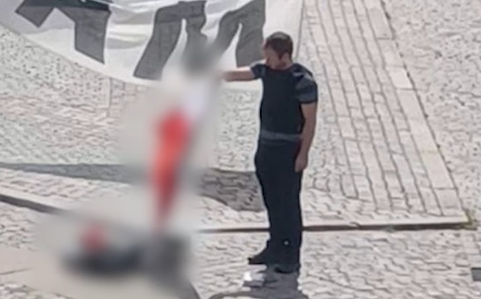 デンマーク首都にあるエジプト・トルコ大使館前でイスラム教の聖典コーランを焼却！