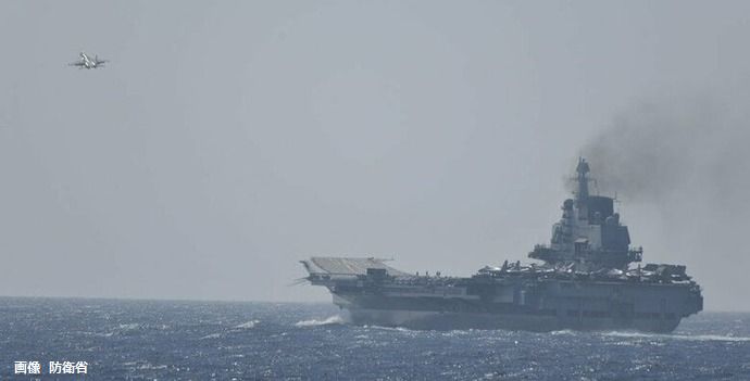 中国海軍の空母「遼寧」が沖縄周辺海域で戦闘機やヘリなどを発着艦…海自護衛艦「きりさめ」が情報収集・警戒監視！