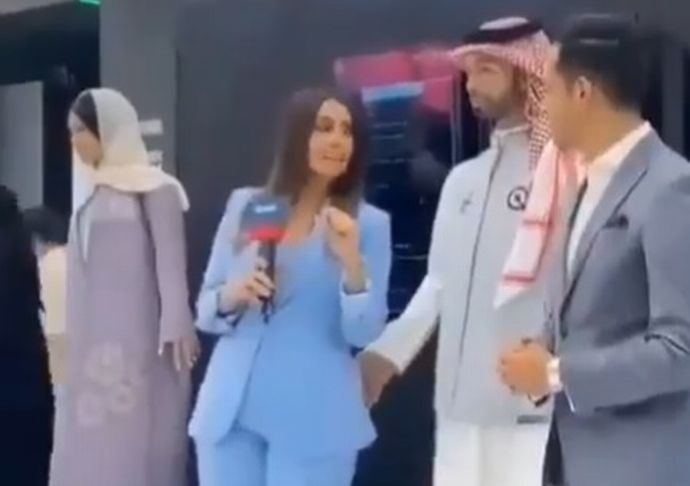 サウジ企業が開発したAIロボット「ムハンマド」、女性レポーターのお尻を触る？！