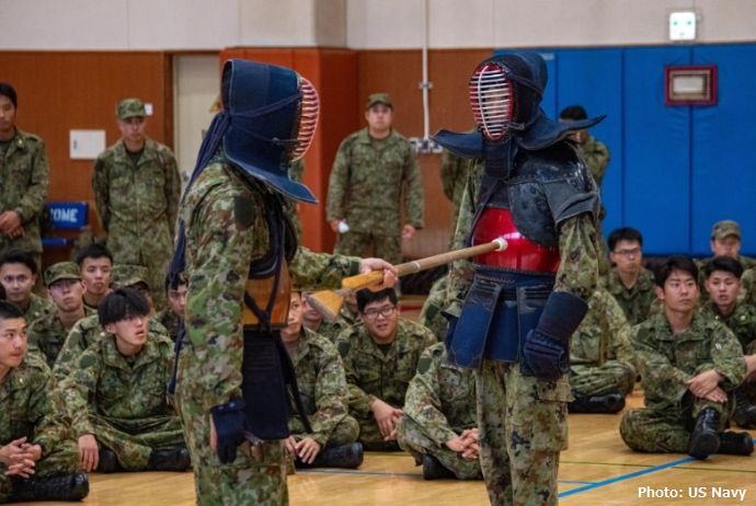 厚木基地で米海軍と陸海空自衛隊員がテイクダウン訓練を実施…柔剣道の演武も披露！