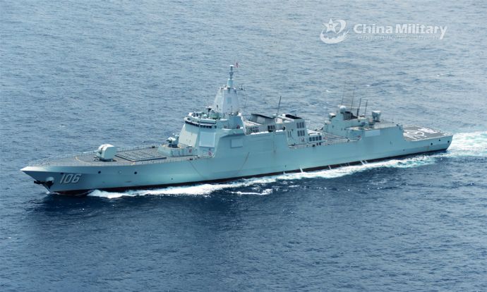 中国海軍の052D型駆逐艦「合肥」が、南シナ海で実戦を想定した実弾射撃訓練を実施！