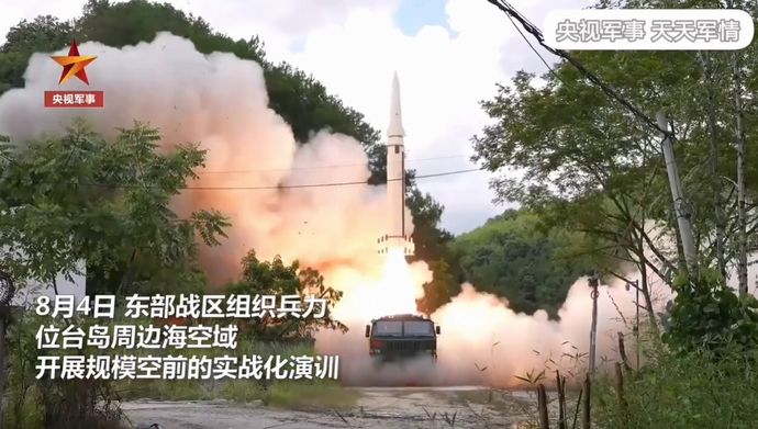 中国軍が発射した弾道ミサイル5発が日本のEEZに落下…政府が中国大使に電話で抗議！