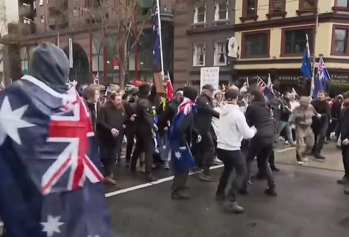 オーストラリアで反移民大規模デモ、住民の3割が国外生まれ…政府はネオナチが組織と非難！