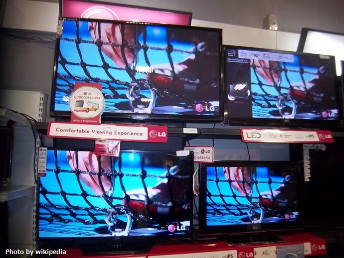LG_TV's_on_display_in_a_supermarket.