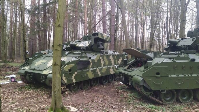 ウクライナ軍のデジタル迷彩に塗装されたブラッドレー歩兵戦闘車！