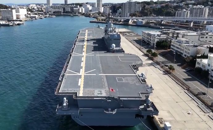 中国人操縦のドローンで横須賀に停泊中の海自護衛艦「いずも」全通甲板上の撮影飛行に成功？！