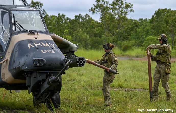 オーストラリア陸軍第1航空連隊の兵士が、ティーガー攻撃ヘリに弾薬の再装填作業！