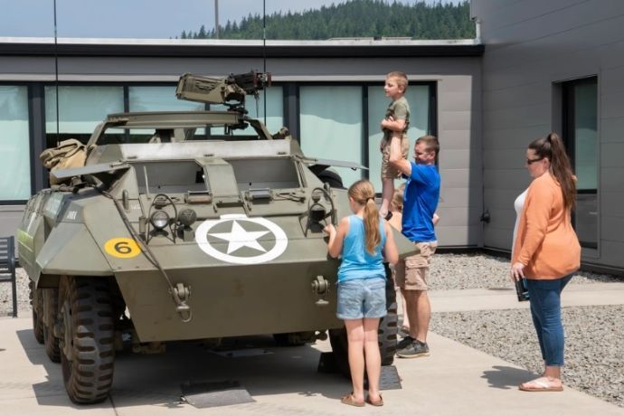 リニューアル前のオレゴン軍事博物館で退役軍人や歴史ファンが展示兵器を見学！