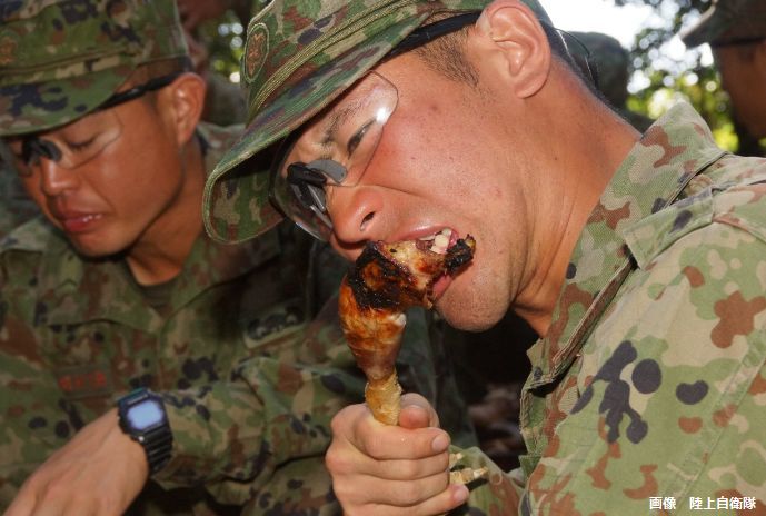 水陸機動団は、第5期部隊集合教育「レンジャー」を実施中…鳥等の捌き方を訓練！