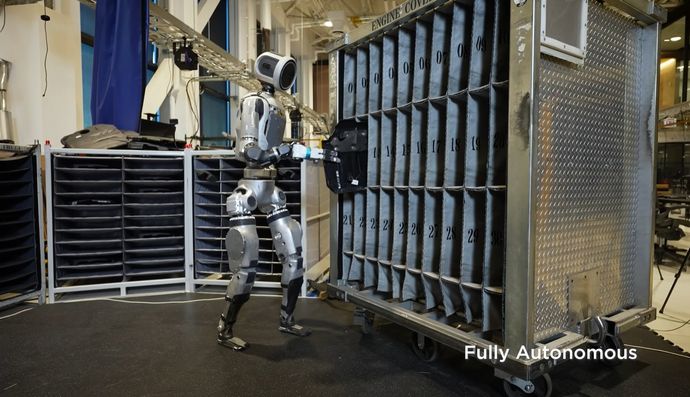 今年のハロウィンの最も恐ろしい映像…世界が驚いた現代車グループのロボット「オールニューアトラス」！