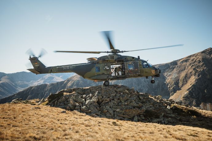 ドイツ連邦軍の輸送ヘリコプターNH-90、南ピレネー山脈上空で飛行訓練！