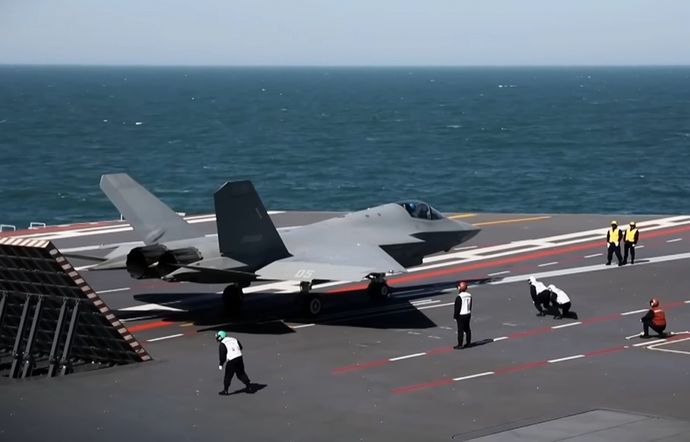 電磁カタパルトで発艦するJ-35艦載戦闘機…中国海軍空母「福建」が離着艦訓練を初公開！
