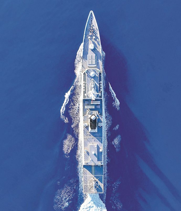 中国海軍の054A型フリゲート「巴彦淖尔」と「通遼」が海上戦闘訓練！