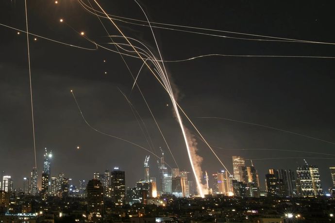 イスラエル防空網、大きな試練に直面…イラン弾道ミサイル波状攻撃で！