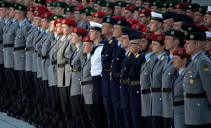 ドイツ国防省、18歳男性の徴兵検査義務を復活させると発表…若い女性は任意で回答！