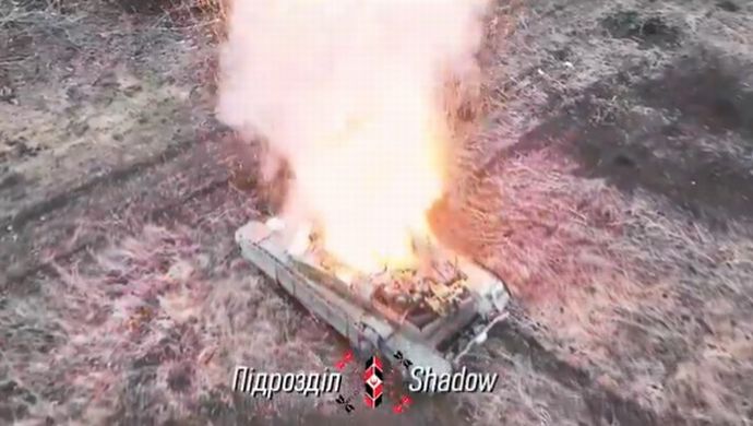 ロシア軍の新鋭戦車T-90Mを手りゅう弾で撃破、開いたハッチからドローンで投下…衝撃映像をウクライナ国防省が公開！