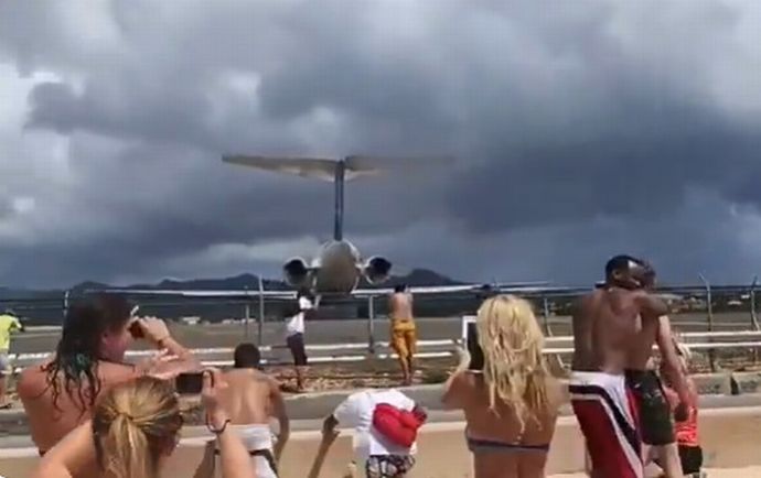 ジェット旅客機の写真を後ろから撮っていた人たち、エンジン噴射になぎ倒される！