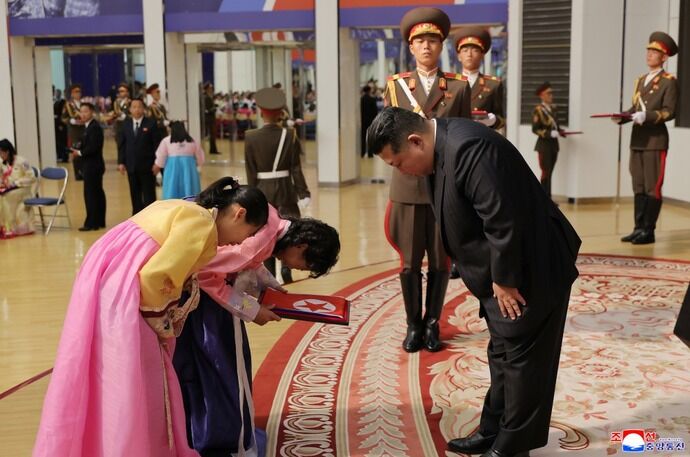 北朝鮮の金総書記、ロシアに派兵され戦死した兵士の遺族に面会し謝罪！