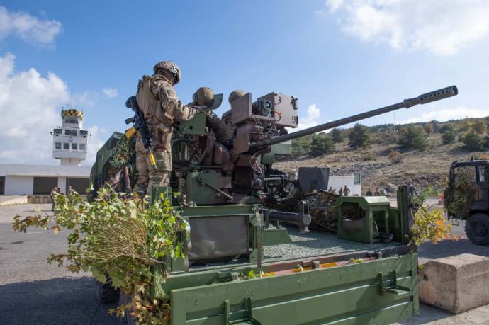 フランス陸軍第35空挺砲兵連隊、ドローン対策の新たな20mm機関砲を初射撃！