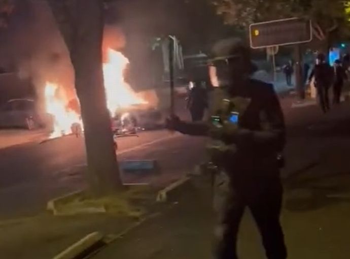 パリ郊外で検問突破しようとした少年を警官が射殺→民衆が怒りの暴動に！