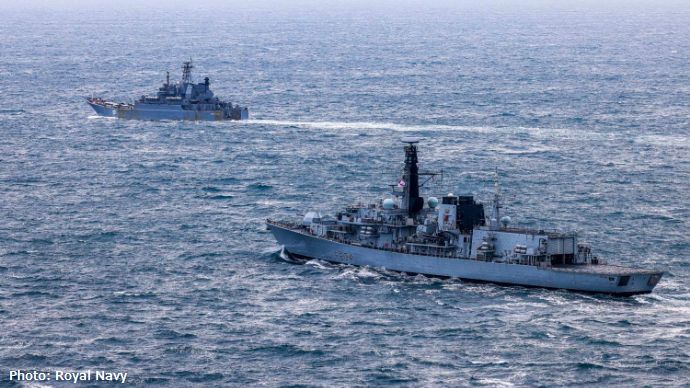 イギリス海軍艦艇と航空機部隊、英仏海峡でロシア海軍艦艇の行動を一挙手一投足で監視！