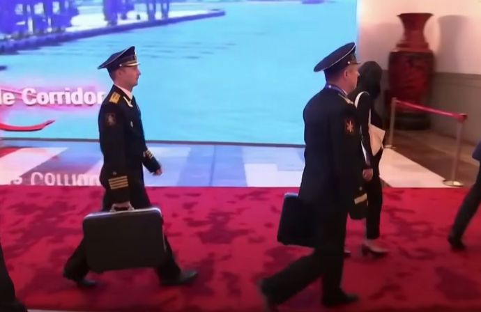プーチン大統領、核攻撃命令ボタンの入ったブリーフケースを携えて北京に現れる！