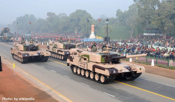 インド首都ニューデリーで中国軍の「越境」に中国製品燃やして抗議！