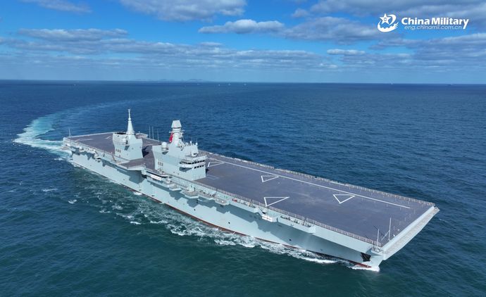 中国海軍、台湾侵攻を見据えた最新鋭の076型強襲揚陸艦「四川」が初の航行試験に…電磁式カタパルトを搭載！