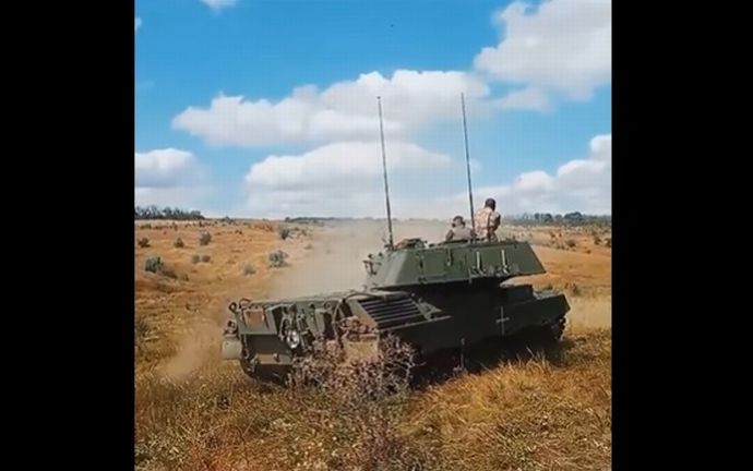 ウクライナ軍の白十字が描かれたレオパルド1A5戦車…もう前線で活動中なのかな？！