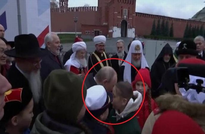 「戦争で負傷したおじを治療して」赤の広場でプーチン大統領に直談判した11歳少女！